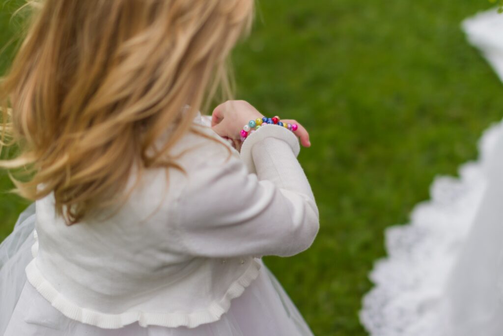Kind bei der freien Hochzeit mit Armband