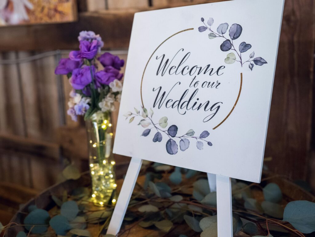 5 häufige Fehler bei der Hochzeitsplanung: Stilvolles Willkommensschild für Hochzeitsgäste