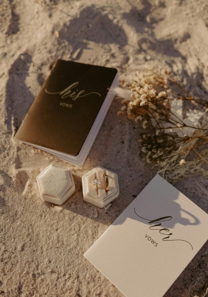 Handgeschriebene Eheversprechen bei Micro Weddings am Strand