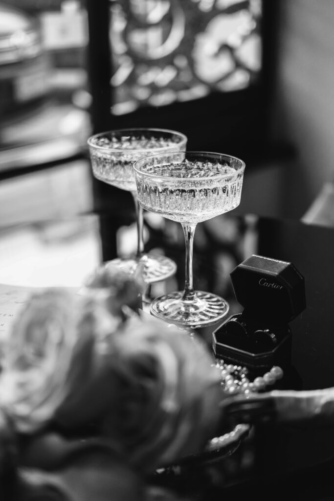 Stilvolle Dekoration bei Micro Weddings - Champagnergläser und Verlobungsring