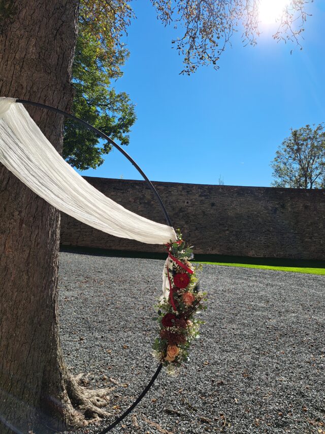 Traubogen mit Blumen bei einer freien Trauung